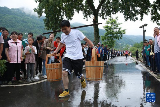 5月27日，秭归县九畹溪镇农民参加挑水比赛。